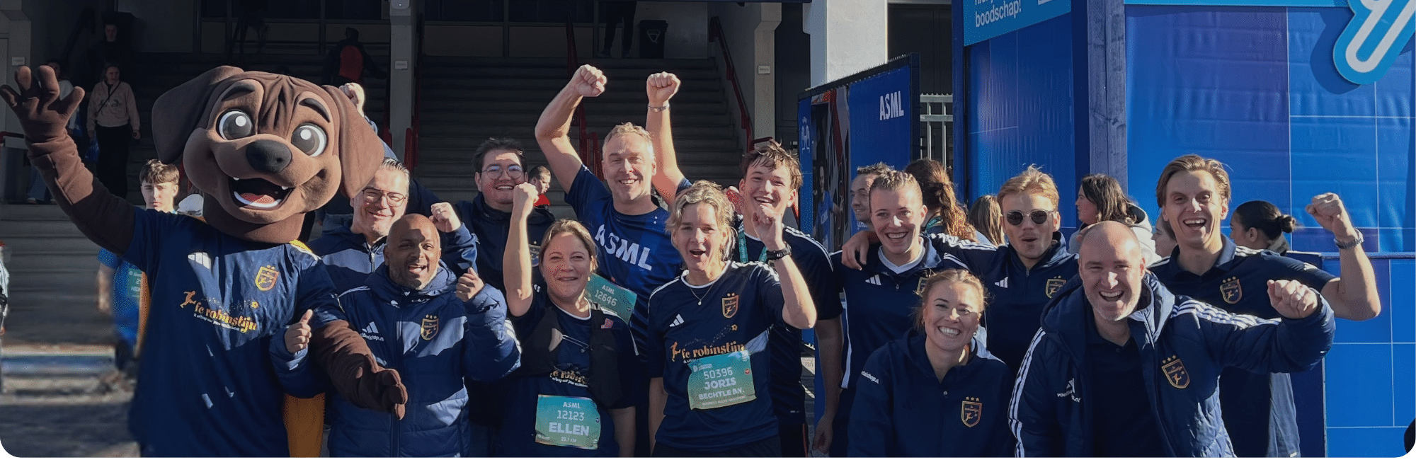 robinstijn-team-foto je ziet een teamfoto van fc robinstijn bij de asml marathon