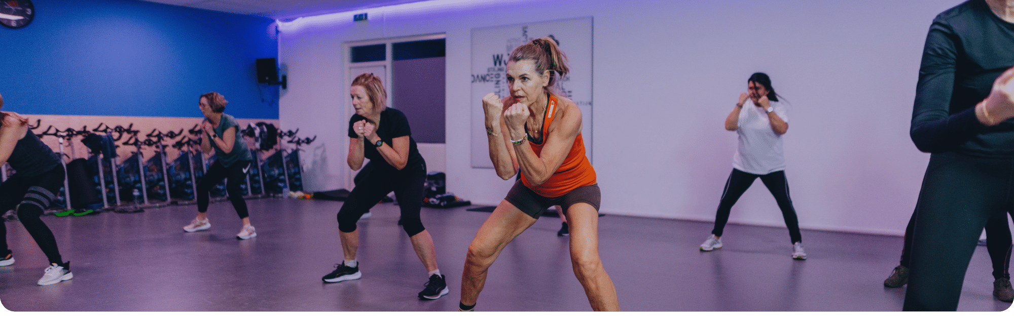 delta-groepsles je ziet mensen dansen in tijdens een groepsles