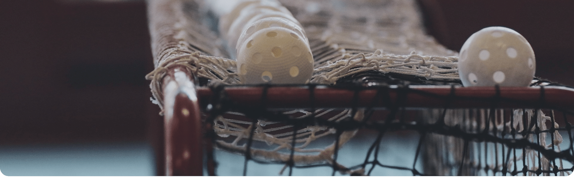 jolly-goal je ziet unihockey ballen op het net van de goal liggen