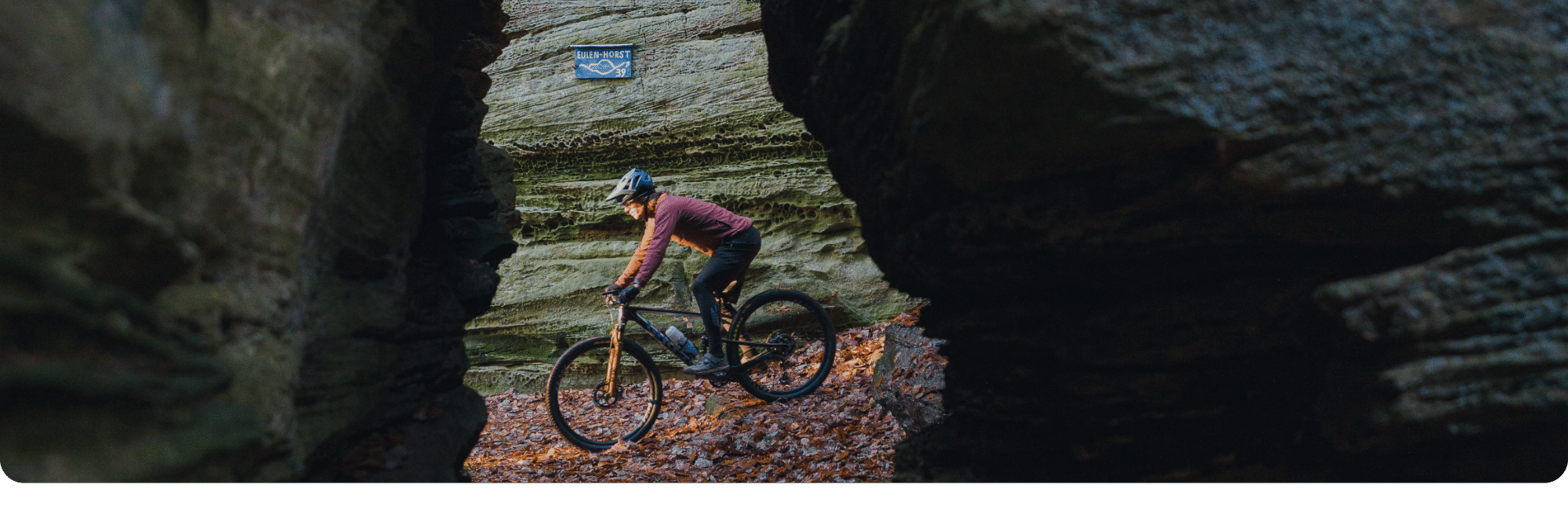 mountainbike-bergen je ziet een mountainbiker in de bergen