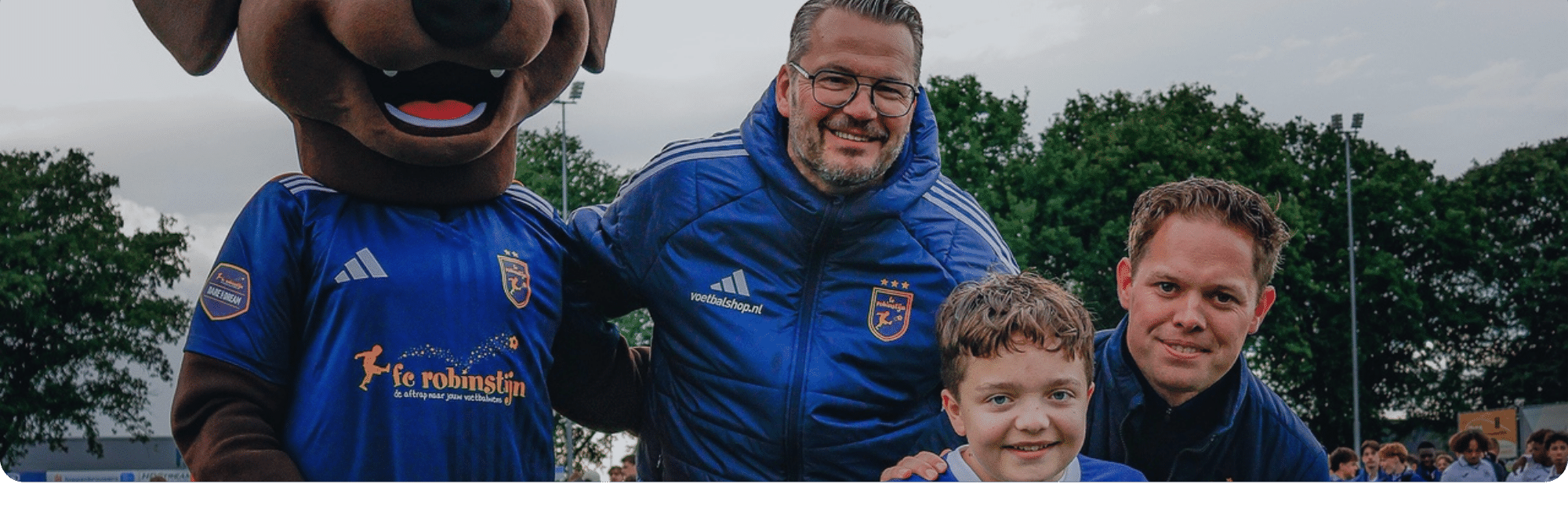 robinstijn-wens je ziet 4 mensen met de mascotte van fc robinstijn
