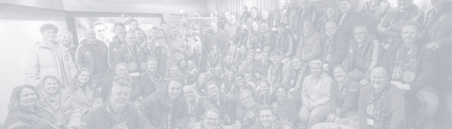 je ziet een groep mensen in ene grote groepsfoto