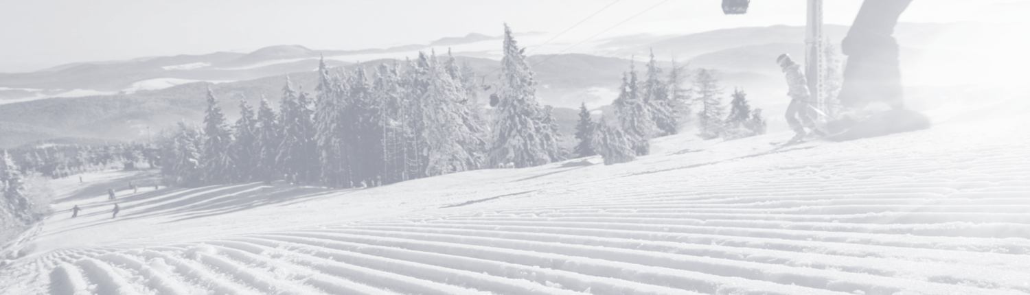 je ziet een mooie en lege skipiste in de winter