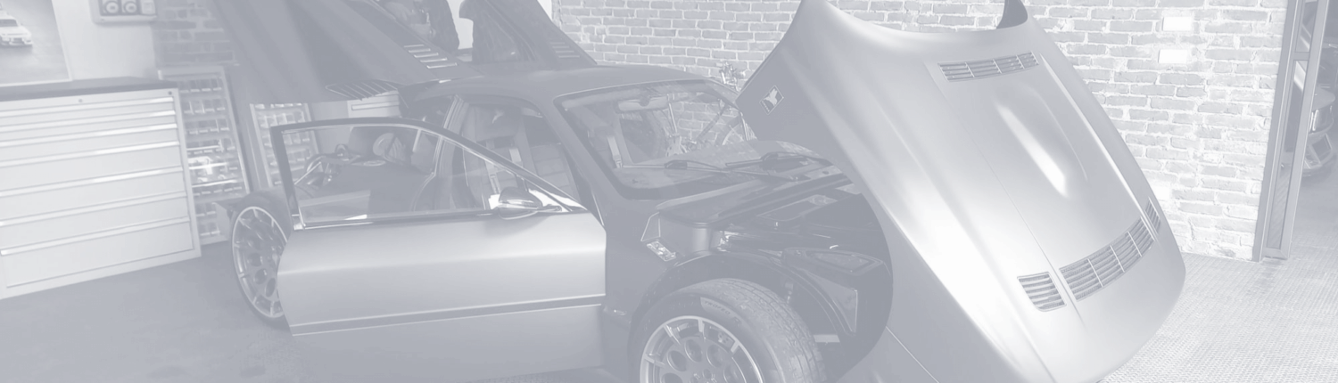 je ziet een opengevouwen auto in een garage